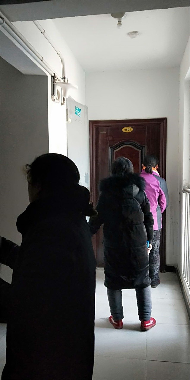 清理業(yè)主門(mén)上的廣告