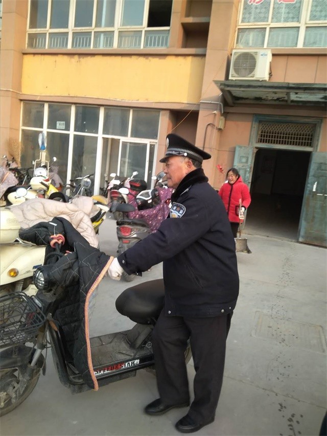  整理3#2單元門(mén)口電動(dòng)車(chē)