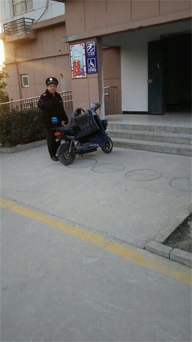 整理7#單元門口電動車