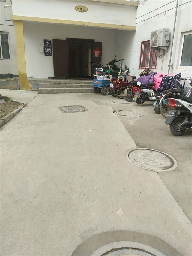  6#1單元門口電動車整理完畢