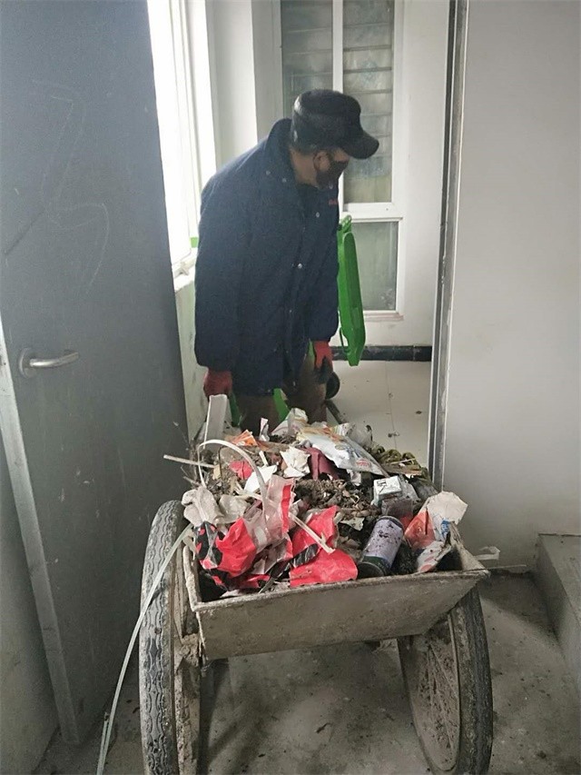 清理3#2樓平臺(tái)上垃圾