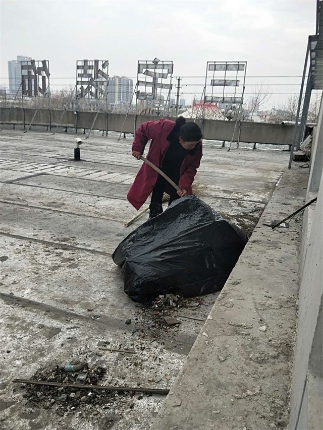 清理3#2樓平臺上垃圾
