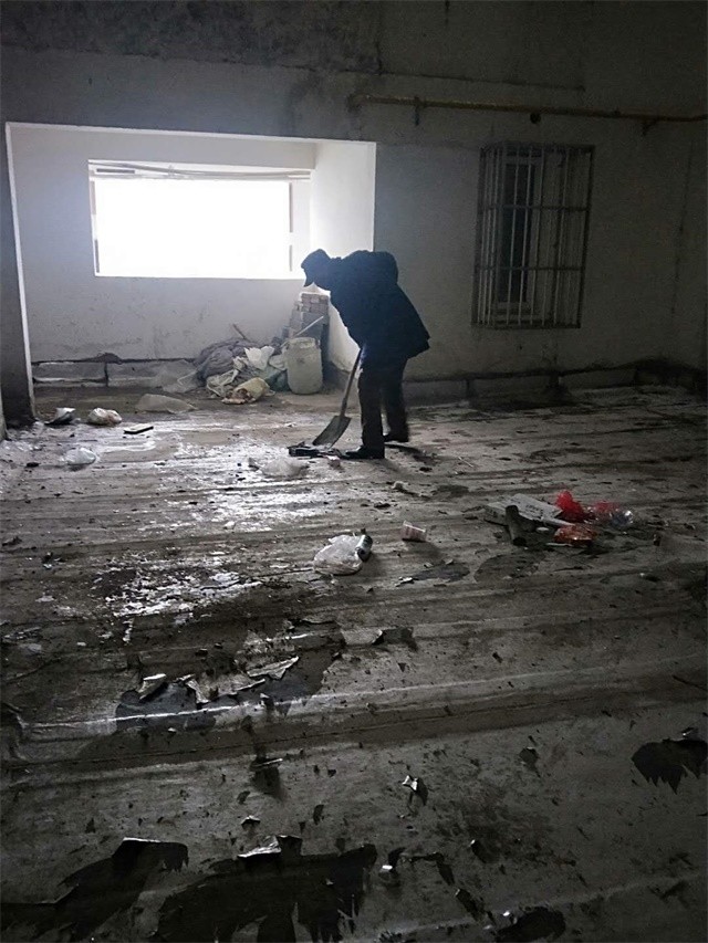 清理2#天井平臺雜物