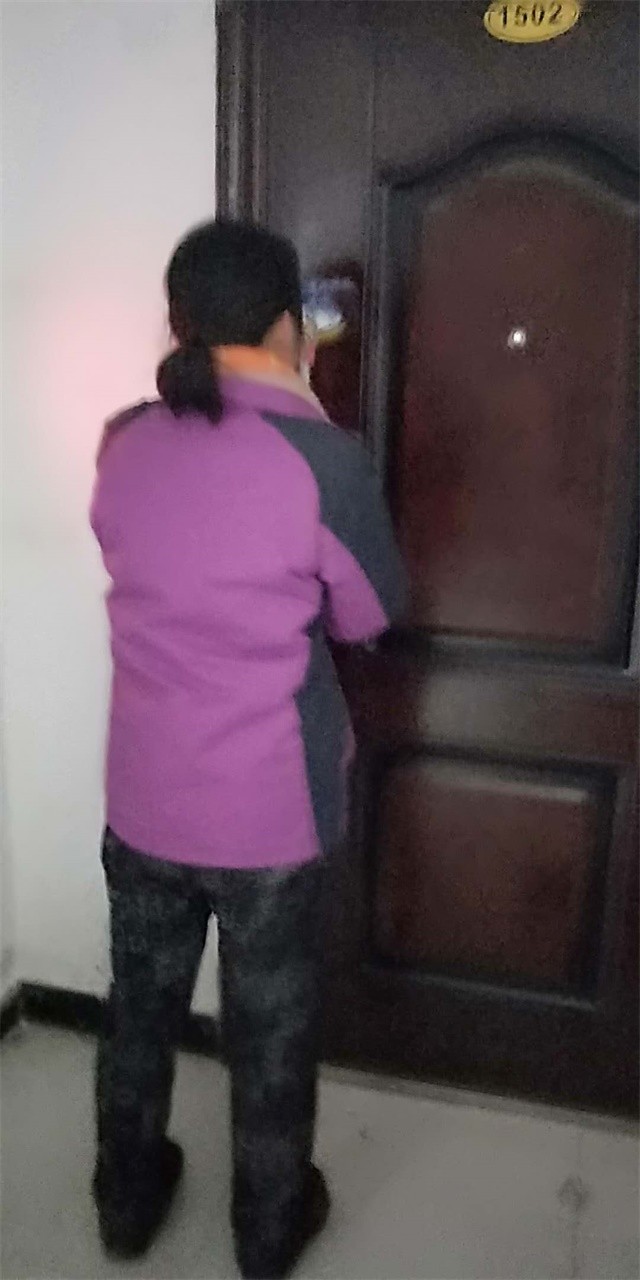 清理業(yè)主門(mén)上的廣告