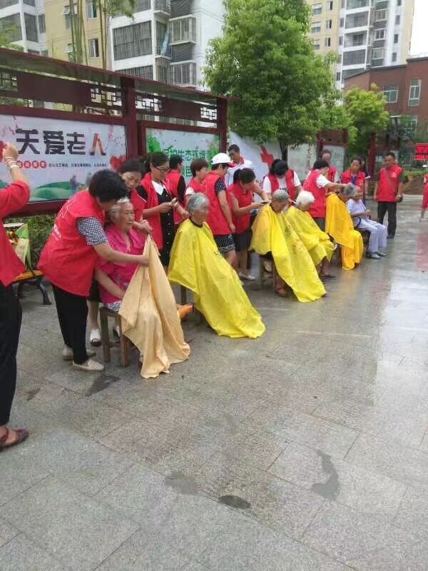 關(guān)愛老人(圖1)